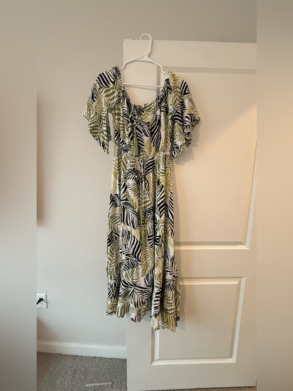 Leaf-Print Green and Black Maxi Dress with Flutter Sleeves